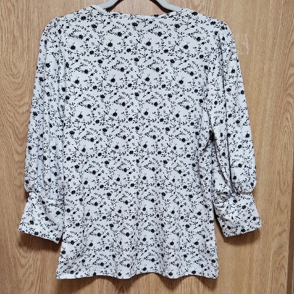 Floral Black and White Women's Top, Bobeau, Size M - Picture 6 of 6